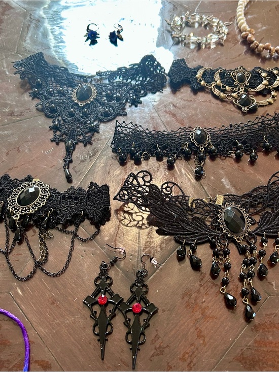 Jewelry - Lot of costume jewelry